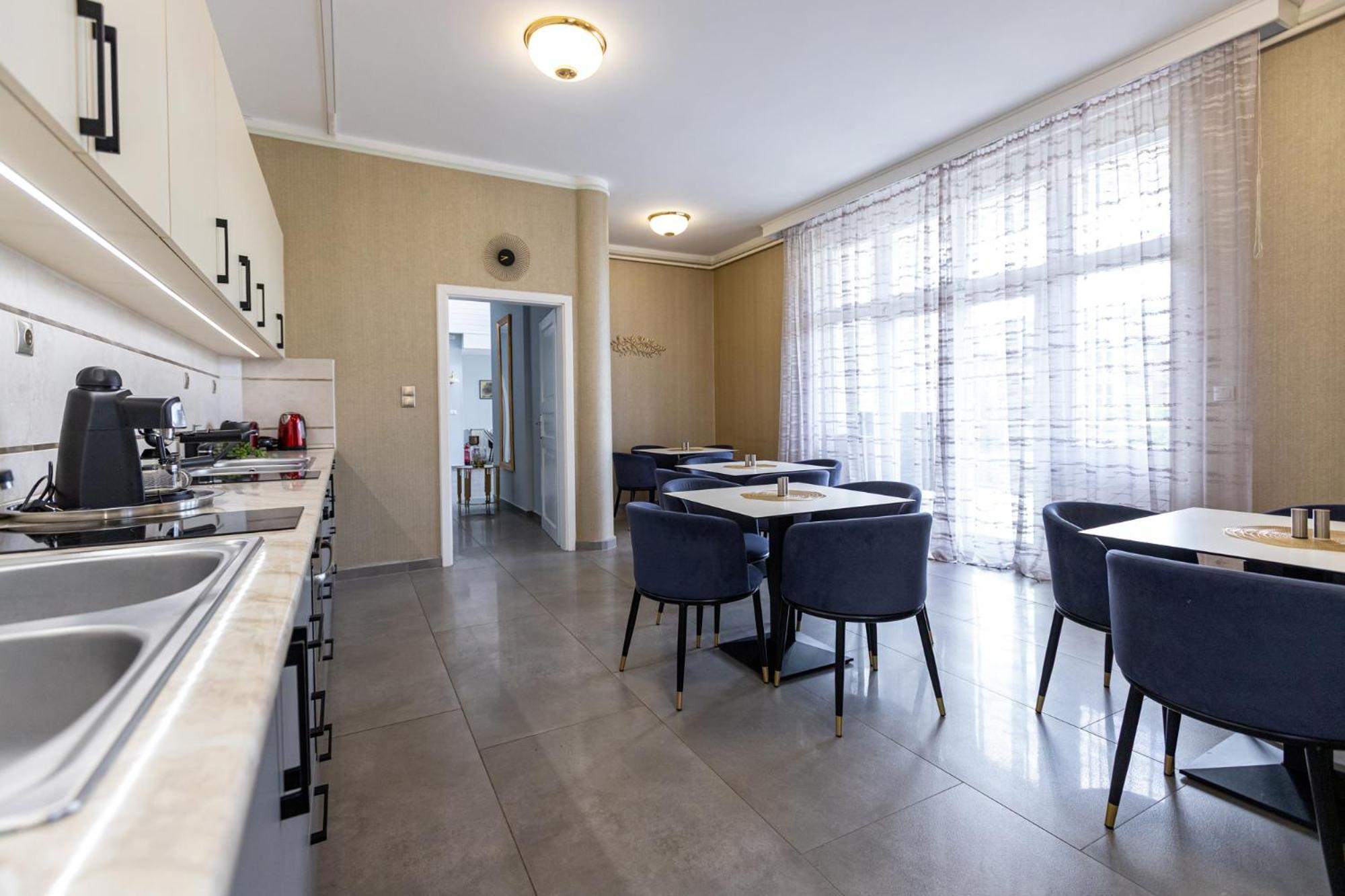 Hotel Clariss Balatonalmádi Екстериор снимка